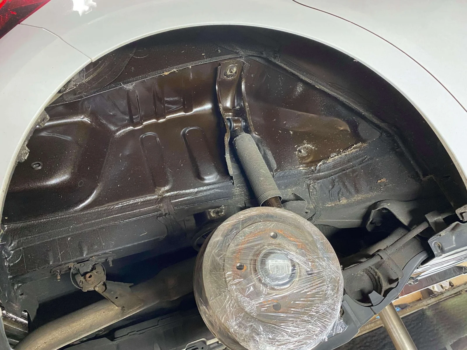 Automobilio rato arka prieš antikorozinį padengimą
